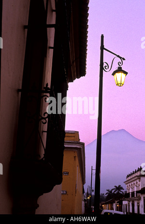 Volcan Fuego e lampione acceso al tramonto nel Patrimonio Mondiale UNESCO Città di Antigua Guatemala Foto Stock