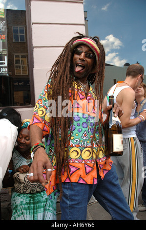 Rastafarian uomo in posa e avente tempo vivace annuale al carnevale di Notting Hill. Foto Stock
