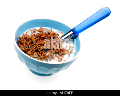 Tutti sani crusca ad alto contenuto di fibre di cereali per la colazione isolata contro uno sfondo bianco con nessun popolo e un tracciato di ritaglio Foto Stock