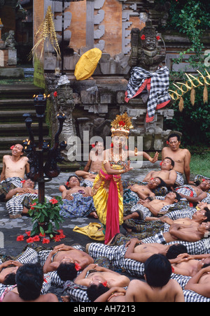 Indonesia, Bali, Principessa Sita di eseguire nel famoso stile Balinese kecak dance MR Foto Stock