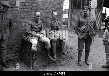 Linea di credito è obbligatorio GIOVANNI ANGERSON MEMBRI DELLA GRANDE GUERRA DELLA SOCIETÀ IN una trincea di rievocazione WEEKEND EAST YORKSHIRE Foto Stock