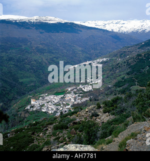 Una vista di Capileira, il più alto villaggio bianco nella Alpujarras area delle montagne della Sierra Nevada della Spagna meridionale Foto Stock