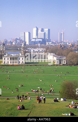 Il parco di Greenwich, il Museo Marittimo Nazionale e da Canary Wharf visto dal parco di Greenwich hilltop. Foto Stock