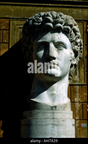 Dirigiti dalla statua dell'imperatore Costantino sul Campidoglio a Roma Foto Stock