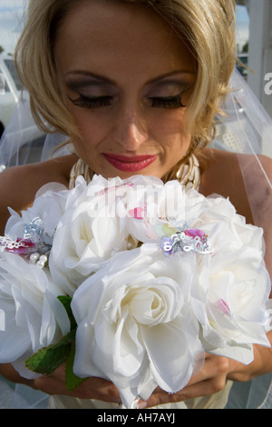 Close-up di una sposa con un bouquet di rose Foto Stock