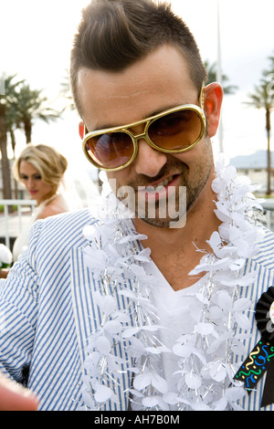 Close-up di un lo sposo con la sposa in background Foto Stock