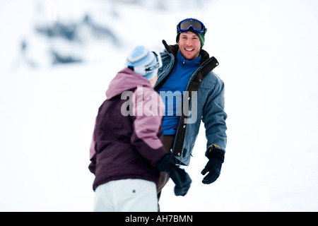 Metà adulto uomo sorridente con una metà donna adulta davanti a lui Foto Stock