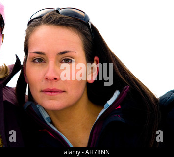 Ritratto di una giovane donna che guarda gravi Foto Stock