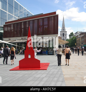 Spitalfields red semplice piatto in acciaio tagliato fuori sagoma di scultura di Christchurch chiesa torre e la guglia visto anche al di là di Foto Stock