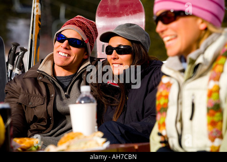 Coppia giovane indossando occhiali da sole Foto Stock