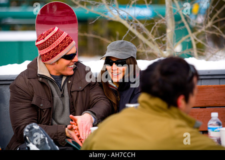 Giovane uomo tenendo le mani di una giovane donna Foto Stock