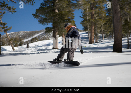 Giovane donna snowboard Foto Stock