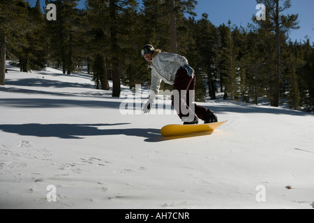 Giovane donna snowboard Foto Stock