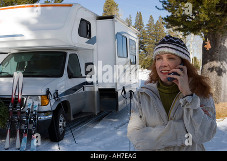Donna matura a parlare su un telefono mobile Foto Stock