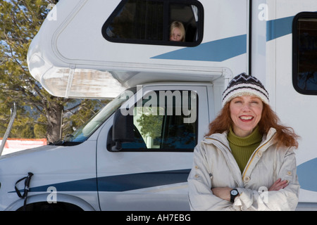Ritratto di una donna matura e sua figlia in un veicolo per attività ricreative Foto Stock