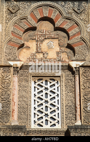 Cordoba, Spagna. Finestra di la Mezquita, o moschea, nella parete ovest. Foto Stock