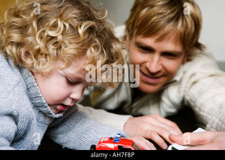 Close-up di un ragazzo giocando con il suo padre Foto Stock