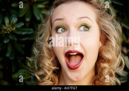 Close-up di una giovane donna che guarda stupito Foto Stock
