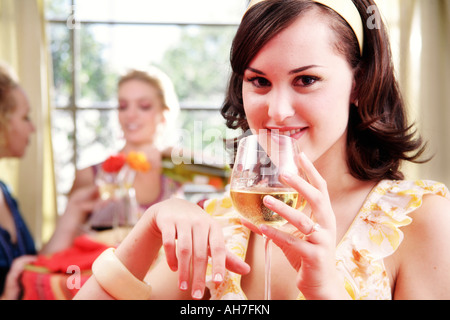Ritratto di una giovane donna di bere il vino Foto Stock