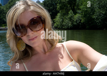 Close-up di una giovane donna che indossa gli occhiali da sole Foto Stock