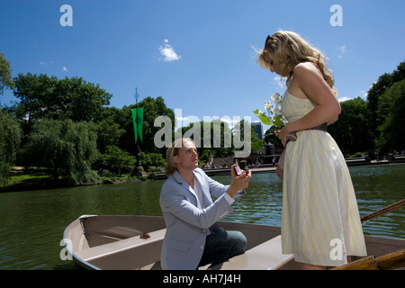 Giovane uomo propone di una giovane donna in una barca, Central Park, Manhattan, New York, New York, Stati Uniti d'America Foto Stock
