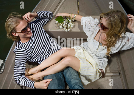 Angolo di alta vista di una coppia giovane seduto in una barca Foto Stock
