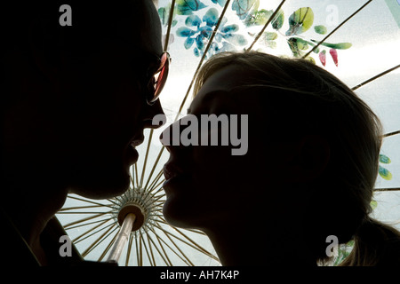 Silhouette di una giovane coppia di baciare ogni altro Foto Stock