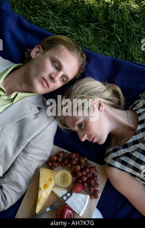 Angolo di alta vista di una giovane coppia giacendo in un parco Foto Stock