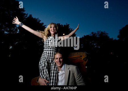 Coppia giovane di equitazione in un carrello horsedrawn Foto Stock