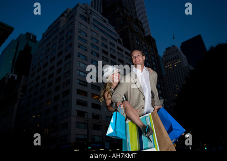 Giovane donna cavallo trasportato su un giovane uomo, la città di New York, New York, Stati Uniti d'America Foto Stock