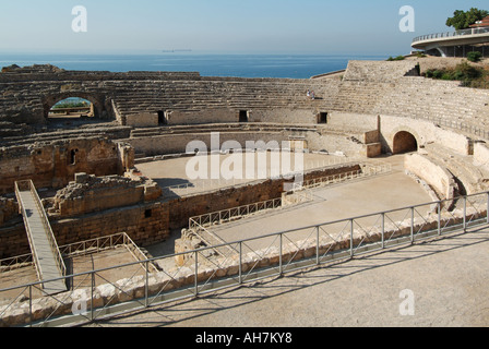 Romano anfiteatro sul mare rovina nel paesaggio spagnolo accanto al mare Mediterraneo un Sito Patrimonio Mondiale dell'UNESCO Tarragona resort Costa Daurada Spagna Foto Stock