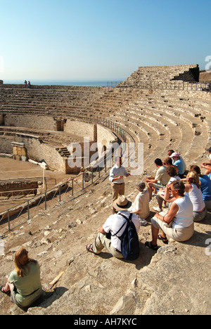 Tarragona anfiteatro romano rovina storica un Sito Patrimonio Mondiale dell'UNESCO gruppo di turisti con guida spagnola sul tour guidato Costa Dorada Spagna Foto Stock