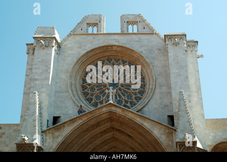 Chiesa cattolica romana e 11 metri di diametro Rose finestra sopra archi ogivali Cattedrale metropolitana Basilica di Tarragona Costa Daurade Spagna Foto Stock