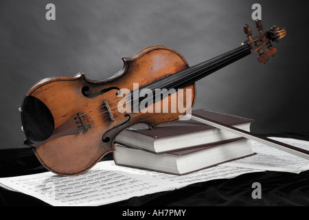 Musica ritmo classico gioco giocatore stringa strumento strumentista strumentale Symphony orchestra tunes di teoria della musica concert dir Foto Stock