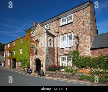 Public House nel villaggio di Dunster, Somerset, Inghilterra, Regno Unito Foto Stock