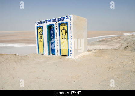 Servizi igienici nel deserto lungo la strada che attraversa il grande lago salato tra Kebili e Tozeur nel sud della Tunisia Foto Stock