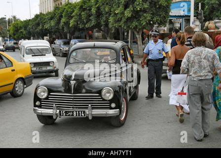 Uomo di polizia dirigere traffico fuori mercato nel Nord di Hammamet in Tunisia Foto Stock