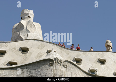 Barcellona, Spagna camini sul tetto di casa mila aka la pedrera dall architetto Antoni Gaudi. Foto Stock