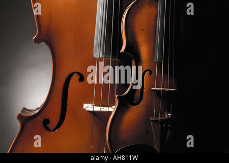 Musica ritmo classico gioco giocatore stringa strumento strumentista strumentale Symphony orchestra tunes di teoria della musica concert dir Foto Stock