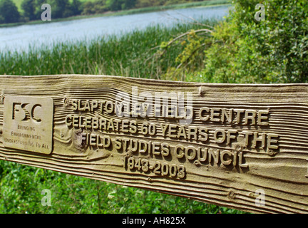 Segnaletica per Slapton Ley centro del campo e la Riserva Naturale vicino Torcross Foto Stock