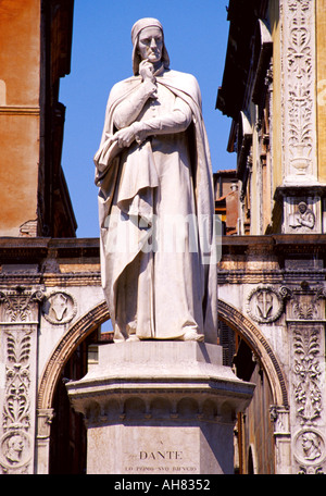 Verona Italia statua di Dante alighieri in piazza dei Signori Foto Stock