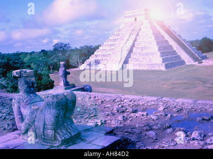 Messico. Chichen Itza. Il Castello aka Kukulcans piramide. Chacón Mool statua nel Tempio dei Guerrieri in primo piano. Foto Stock