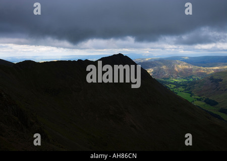 Bordo di estensione accanto a Helvellyn montagna alta collina a piedi nella regione dei laghi, Cumbria il Lake District UK Foto Stock