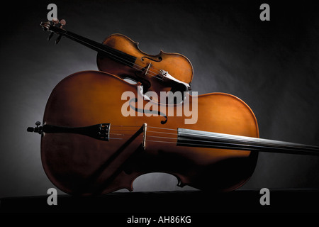 Musica ritmo classico gioco giocatore stringa strumento strumentista strumentale Symphony orchestra tunes di teoria della musica concert dir Foto Stock