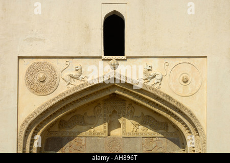 Bala Hisar gate mostra motivi indù come Yalis e peacock Golconda fort di Hyderabad, Andhra Pradesh in India Foto Stock