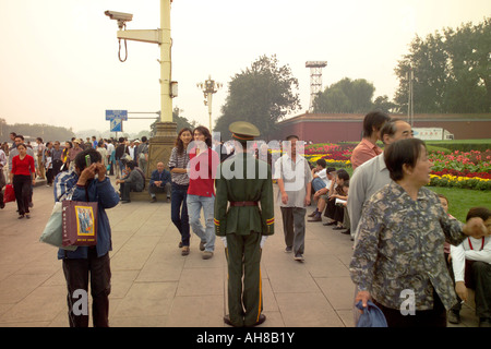 Soldato cinese sta per l'attenzione al sottopassaggio da piazza Tiananmen a Pechino, Cina Foto Stock