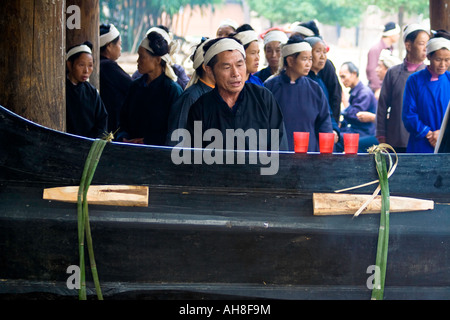 Sacerdote offrendo una preghiera più scrigno di legno Dong cinese minoranza etnica funerale Zhaoxing Cina Foto Stock