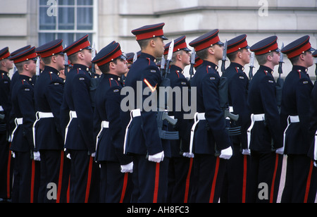 I soldati britannici che partecipano alla cerimonia del Cambio della guardia al di fuori Buchingham Palace a Londra Foto Stock