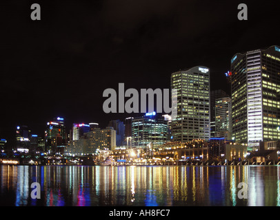 Vista notturna di Darling Harbour di Sydney