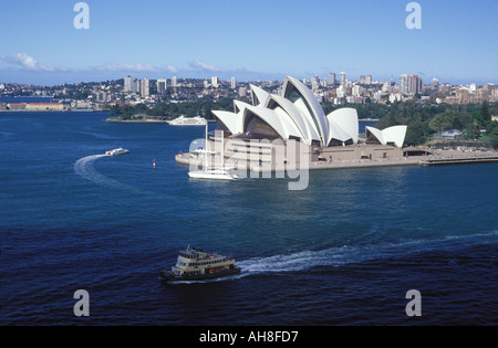 Una vista della Sydney Opera House dall'altro famoso punto di riferimento della città, il Ponte dell'Porto Foto Stock